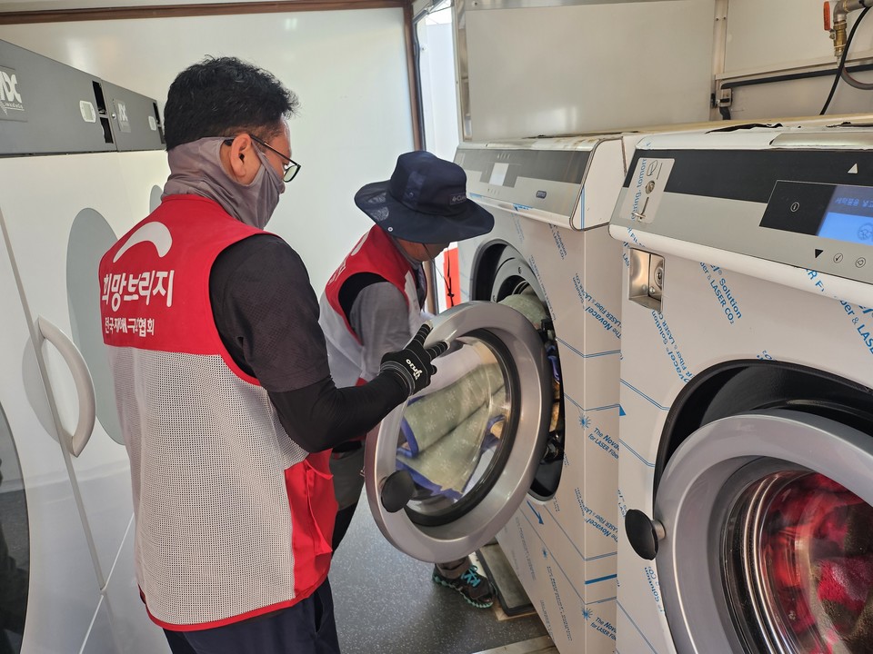 희망브리지 자원봉사자들이 노인의 날을 맞아 경남 햠양군 서하면의 1인 가구 세탁지원을 하고 있다. 사진=희망브리지