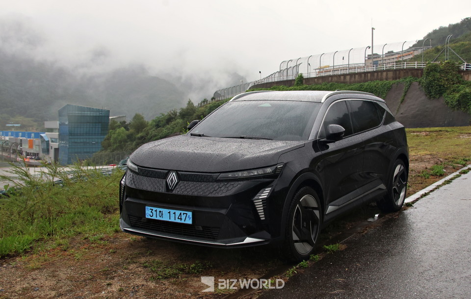 르노 세닉 E-Tech 100% 일렉트릭 전측면. 사진=손진석 기자