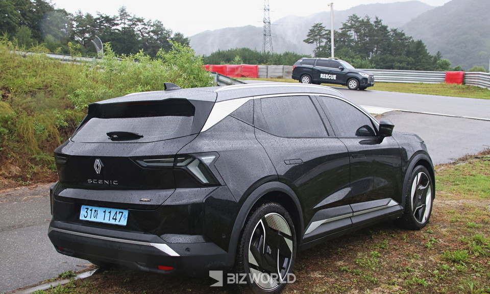 세닉 E-Tech 후측면. 사진=손진석 기자