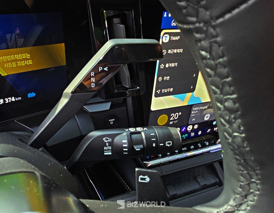 핸들 오른쪽 뒤편 변속레버(상단)와 회생제동 설정 레버(아래). 사진=손진석 기자