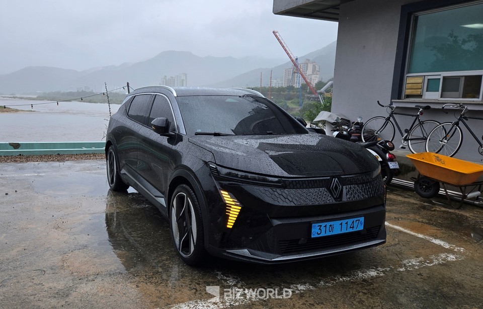 르노 세닉 E-Tech 100% 일렉트릭 전측면. 사진=손진석 기자