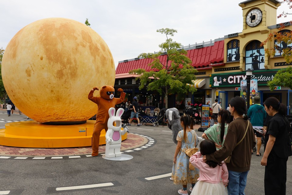 한가위 보름달처럼 풍성한 연휴를 보내는 방문객들. 사진=레고랜드 코리아