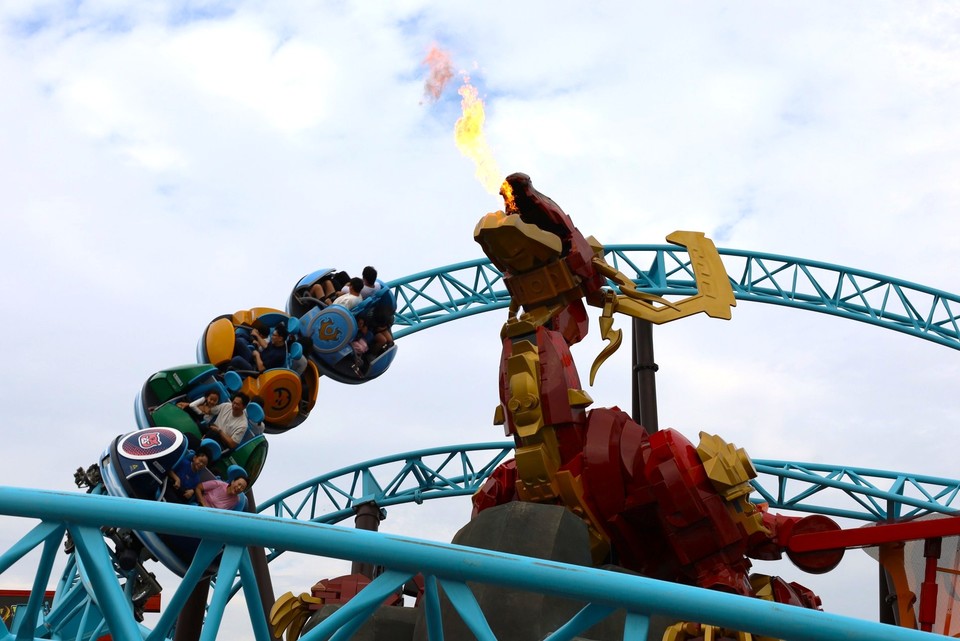 스핀짓주 마스터를 타며 만끽하는 황금 연휴의 짜릿함. 사진=레고랜드 코리아