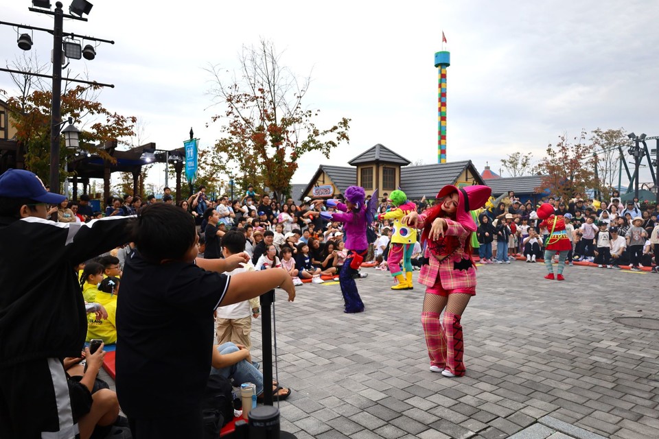 몬스터들과 아이들이 함께 즐기는 V.I.M 몬스티벌의 뜨거운 현장. 사진=레고랜드 코리아