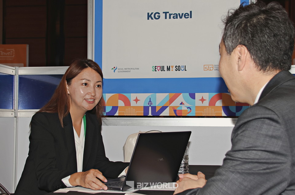 2025 서울 의료관광 국제트래블 마트에 참여한 키즈키스탄에서 방문한 KG트래블 엘리자 아스카라베코바 대표가 상담을 진행하고 있다. 사진=손진석 기자