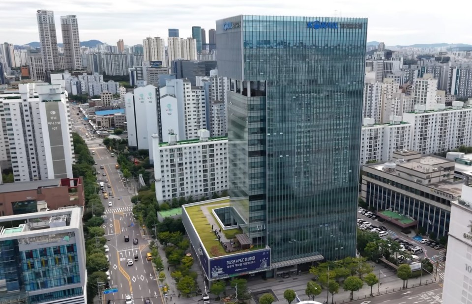 코레일유통 본사 사옥에 ‘2025년 아시아태평양경제협력체(APEC) 정상회의’홍보물이 설치되어 있다. 사진=코레일유통