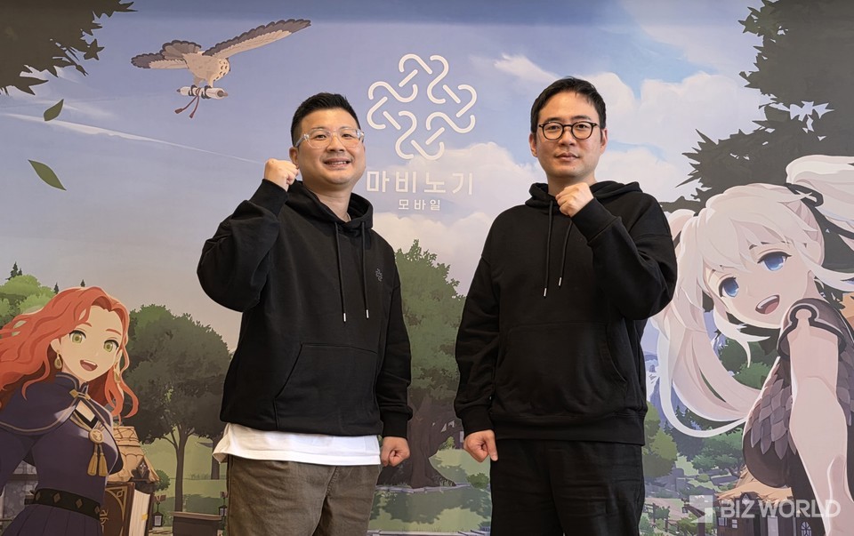 강민철 넥슨 사업실장(좌), 이진훈 데브캣 디렉터(우)가 '마비노기 모바일' 인터뷰 이후 포즈를 취하고 있다. 사진=이효정 기자