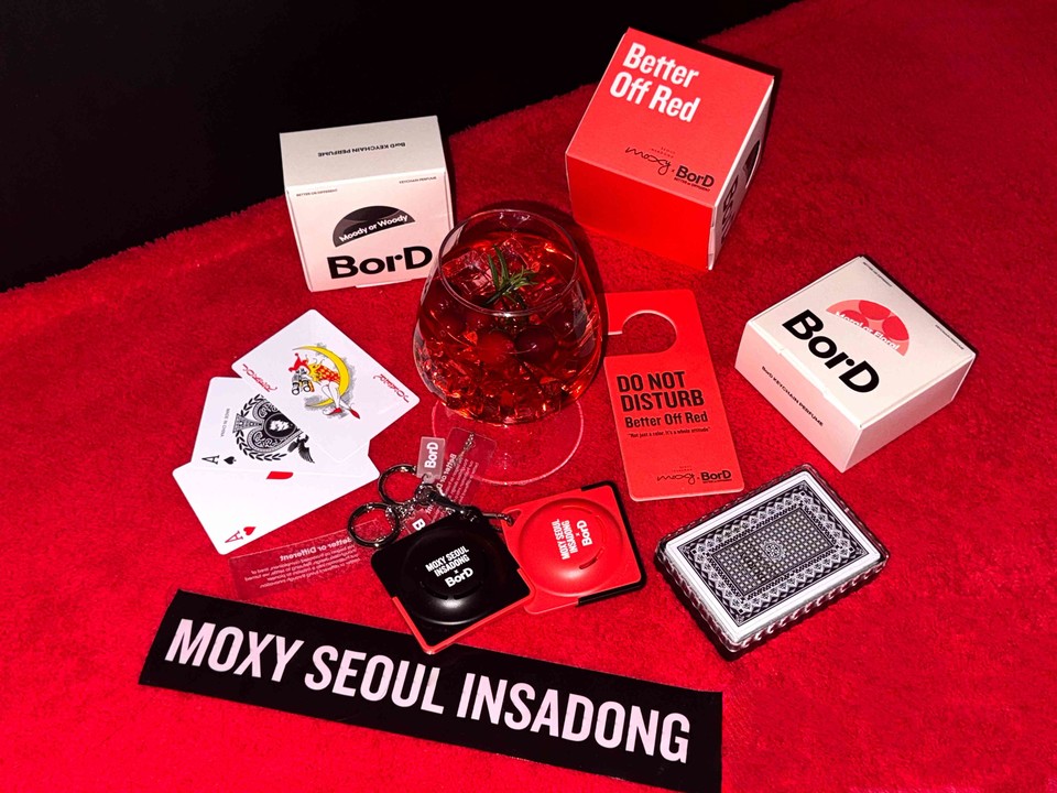 목시 서울 인사동이 퍼퓸 브랜드 '비올디(BorD)'와 가을 맞이 특별 협업 'Better Off Red'를 전개한다. 사진=목시 서울 인사동