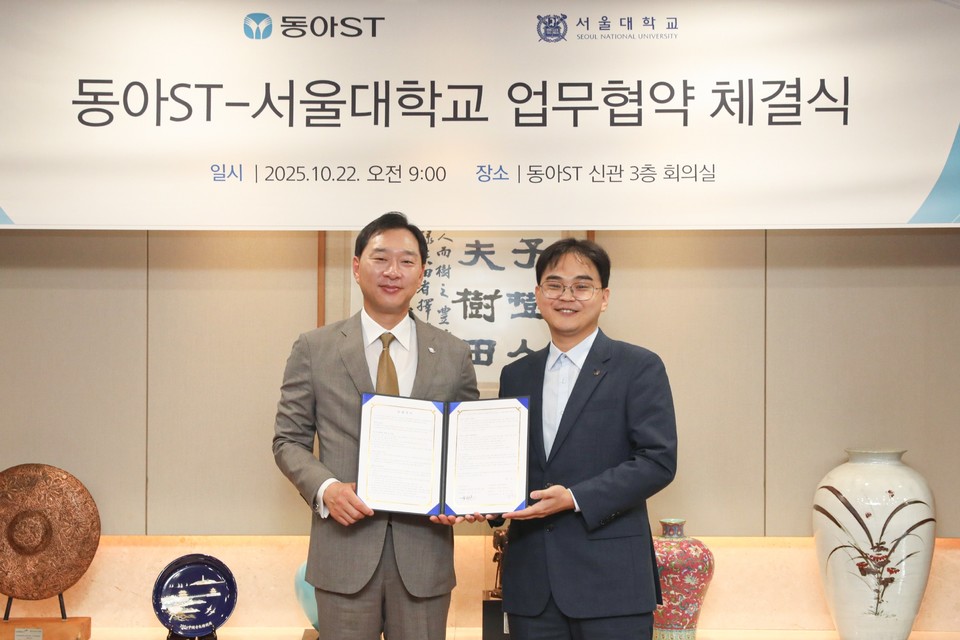 정재훈 동아ST 사장(왼쪽)과 김경수 서울대 첨단융합학부 교수가 22일 동아ST에서 열린 '동아ST-서울대학교 첨단융합학부 AI 기반 신약 개발 업무협약 체결식'에서 기념사진을 촬영하고 있다. 사진=동아ST