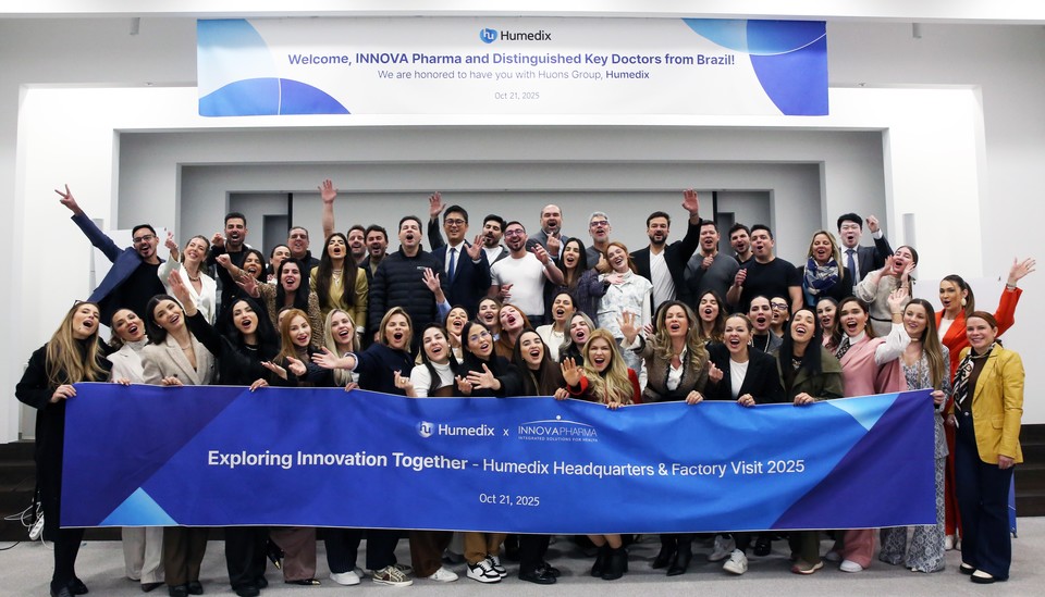 휴메딕스의 브라질 협력사인 이노바 임직원과 브라질 의료진들이  지난 21일 경기 성남 판교 본사를 방문해 기념촬영을 하고 있다. 사진=휴메딕스
