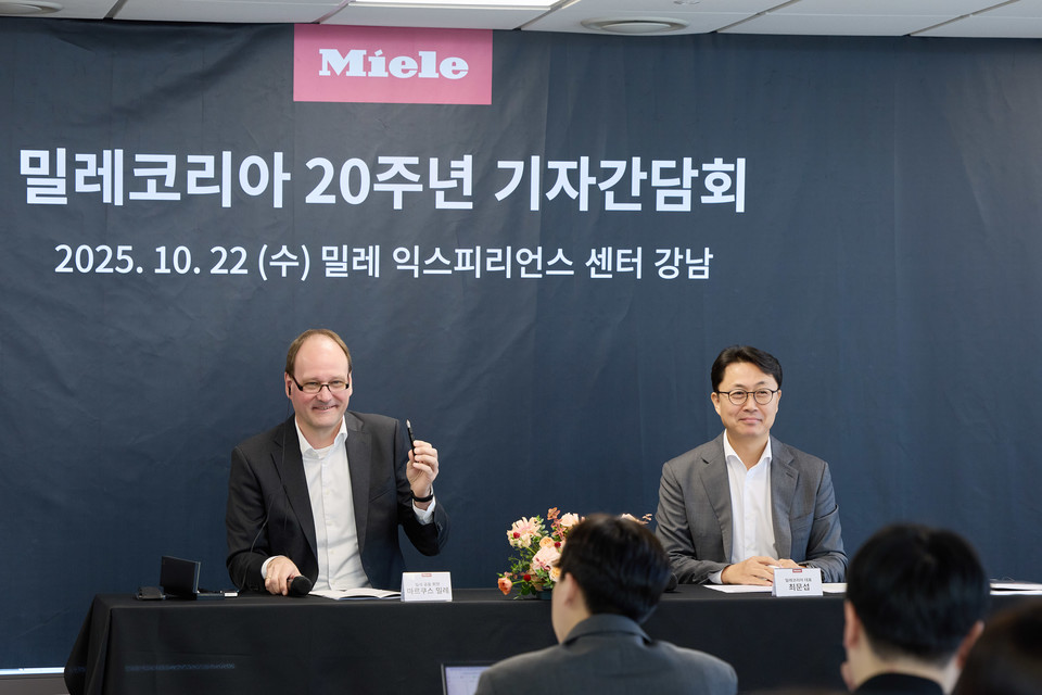 마르쿠스 밀레 밀레 공동회장(왼쪽)과 최문섭 밀레코리아 대표가 20주년 기자간담회서 브랜드 전략과 비전을 설명하고 있다. 사진=밀레코리아
