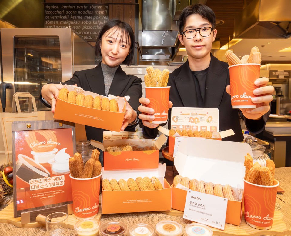 서울시 강남구에 위치한 현대백화점 무역센터점 지하 1층 식품관 '츄로츄로' 팝업스토어에서 직원들이 대표 상품을 소개하고 있다. 사진=현대백화점