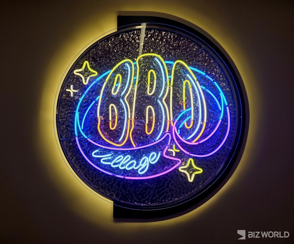 BBQ 청계광장점 내 설치된 BBQ 로고. 사진=이효정 기자