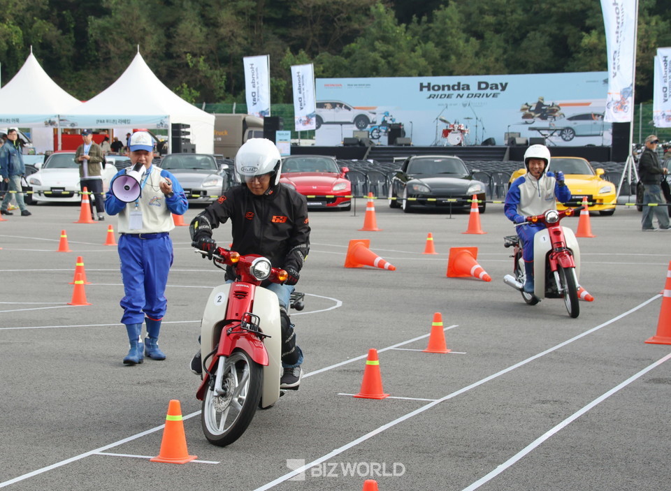 바이크 안전교육체험 프로그램 중 바이크 짐카나. 용인=손진석 기자