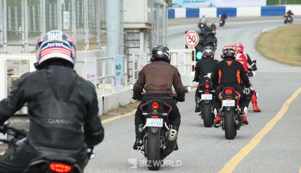 25일 용인 에버랜드 스피디움에서 진행된 혼다 트랙데이 참가자들이 트랙주행을 위해 서킷으로 이동하고 있다. 용인=손진석 기자