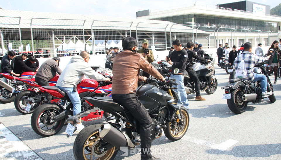 그리드 워크 행사에 마련된 혼다 모터사이클의 배기음을 체험하고 있는 관람객들. 용인=손진석 기자