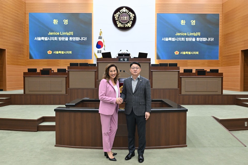 김춘곤 서울시의원과 제니스 림 요바린다시장이 기념 사진을 촬영하고 있다. 사진=서울시의회