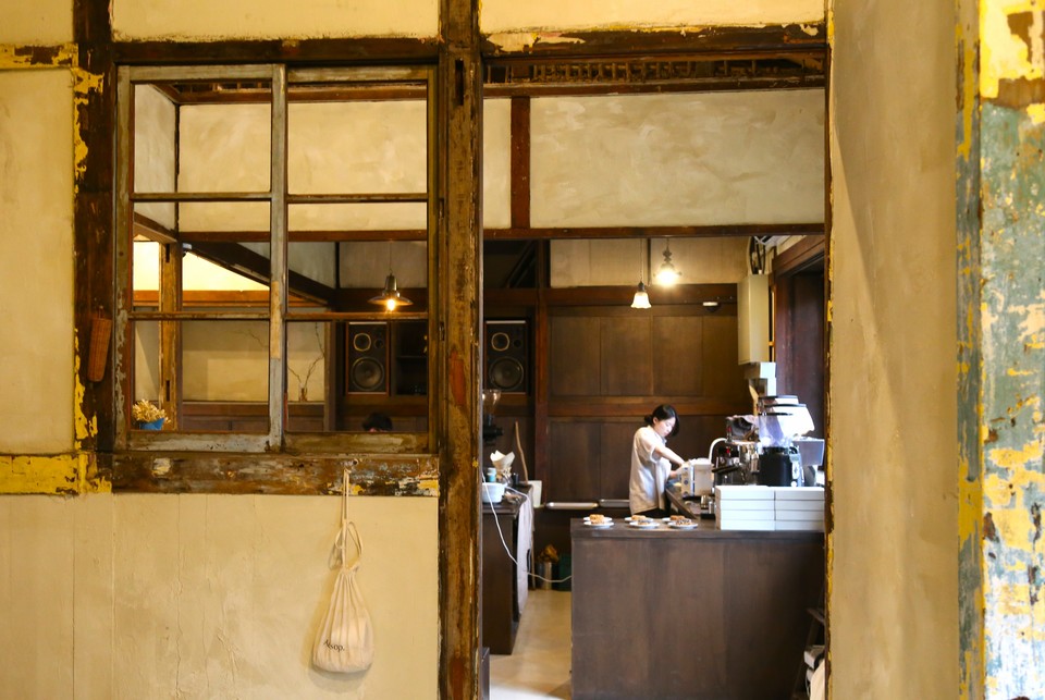 원형을 잘 살려 옛것과 현재의 조화를 잘 이야기하는 보우하사 카페. 사진=한국관광공사