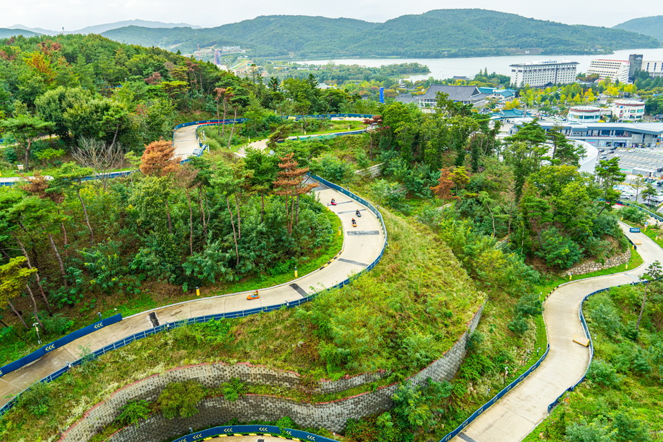경주루지월드_보문관광단지를 배경으로 달리는 경주루지월드. 사진=한국관광공사
