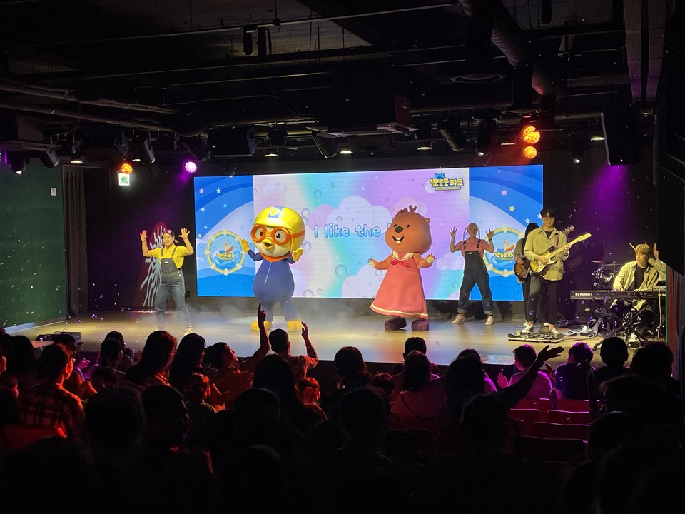 전국 뽀로로파크에서 열리는 '라이브 싱어롱쇼'의 한 장면. 사진=H2O호스피탈리티