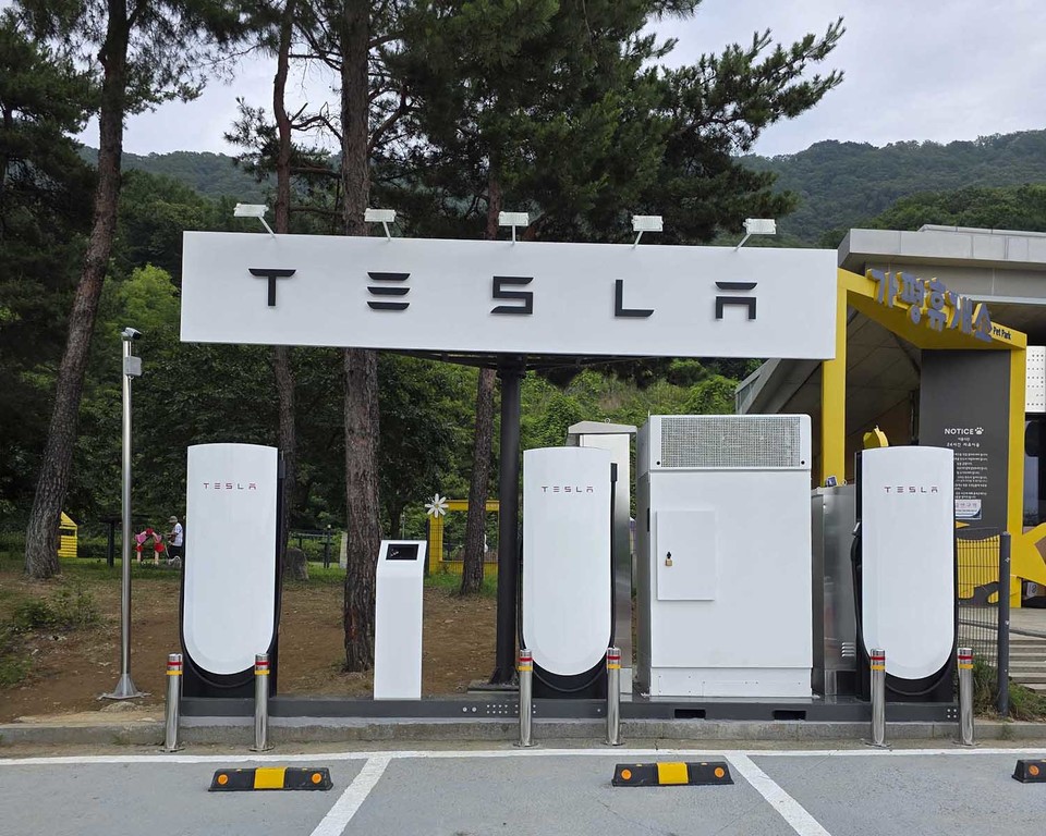 가평 휴게소에 설치된 V4 수퍼차저. 사진=테슬라 코리아