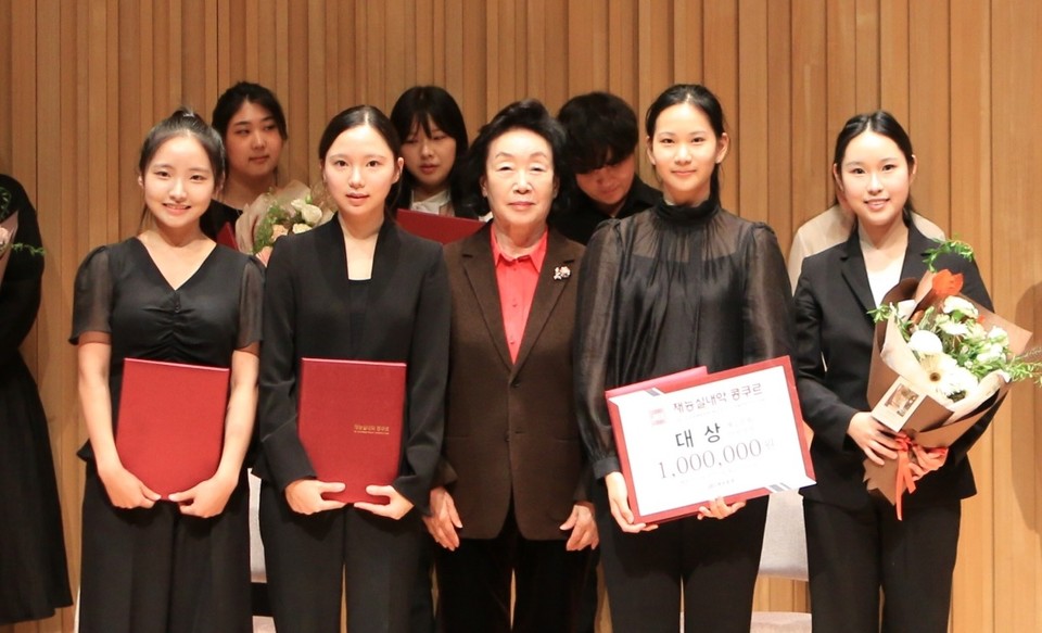 ‘제1회 재능실내악 콩쿠르’ 대상 수상 팀인 ‘루미에’와 안순모 JCC 관장(가운데)이 기념 촬여을 하고 있다. 사진=재능문화