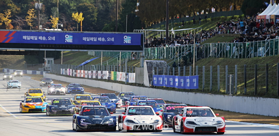 슈퍼레이스토요타 가주 레이싱 6000 클래스 최종전 결승 출발모습. 용인=손진석 기자