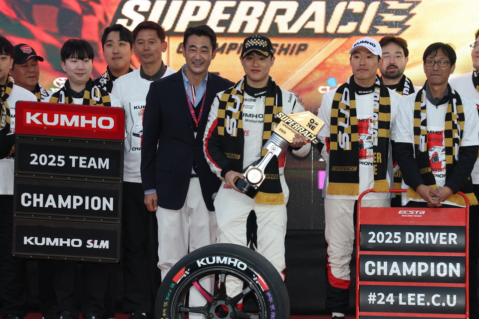 이창욱이 2025시즌 슈퍼레이스 클래스 챔피언을 차지했고, 이어 팀 챔피언도 소속 금호 SLM 팀이 수상했다. 사진=한국모터스포츠기자단