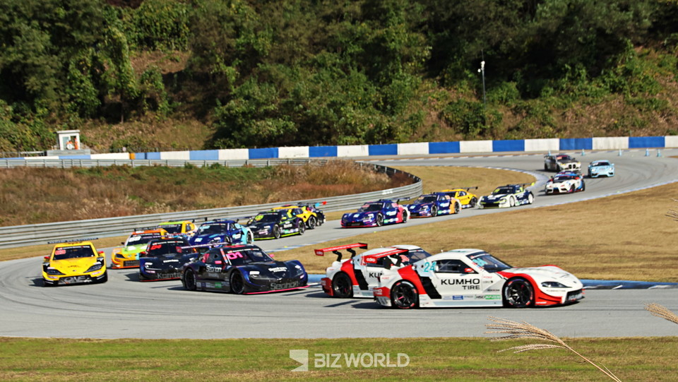 결승 출발 직후 2번과 3번 4번 코스를 지나는 경주차들. 용인=손진석 기자