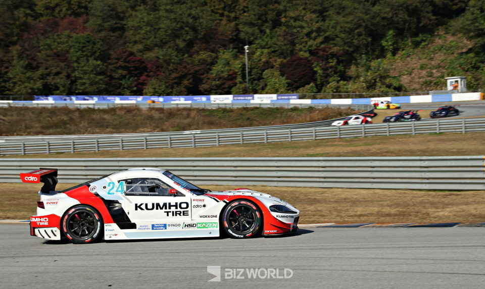 이창욱(24번)이 경기 후반 선두 자리에서 역주하고 있다. 용인=손진석 기자