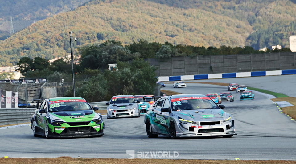 GTA 클래스 결승 출발 이후 한재희(32번)과 정원형(66번)이 선두자리를 다투고 있다. 용인=손진석 기자