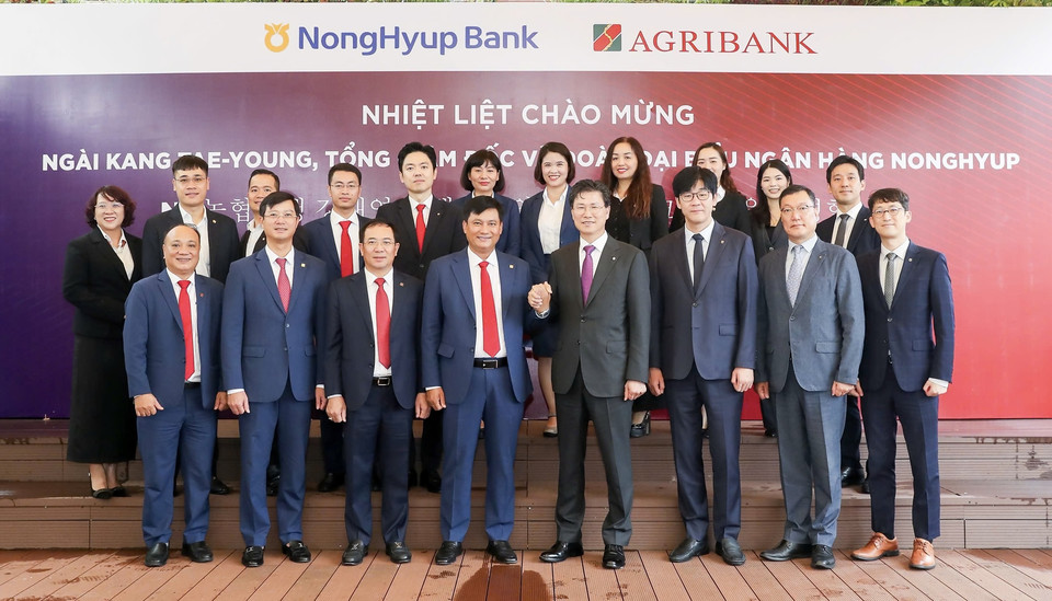 지난 10월 31일 NH농협은행 강태영 은행장(앞줄 왼쪽 5번째)은 베트남 하노이에 있는 아그리뱅크 본사에서 팜 또안 브엉 아그리뱅크 은행장(앞줄 왼쪽 4번째)을 접견하고, 양사 간 파트너십 강화를 논의하는 시간을 가졌다. 사진=NH농협은행