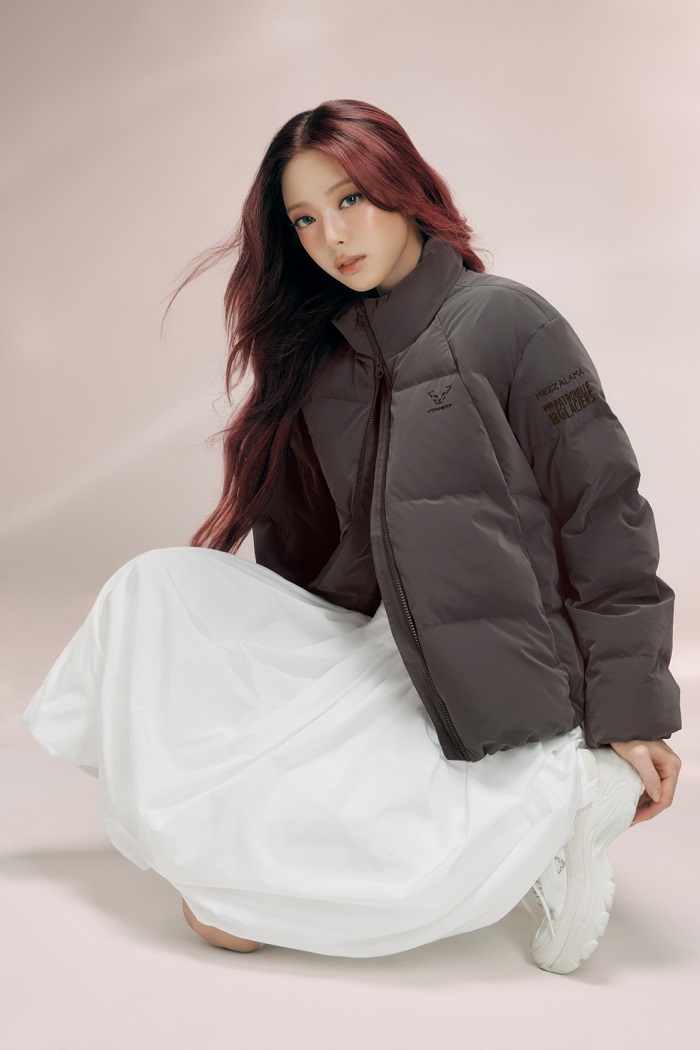 ITZY(있지) 유나와 함께한 2025년 겨울 시즌 화보, ’오로라 미들 다운’ 착용. 사진=다이나핏