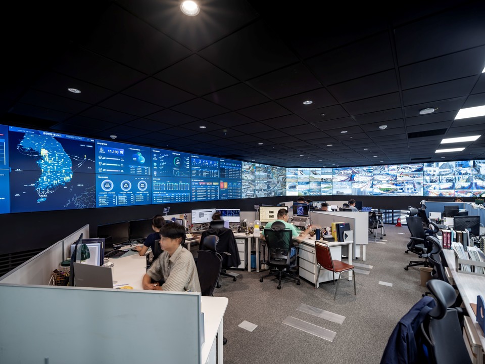 DL이앤씨 마곡 신사옥에 설치된 종합안전관제상황실 전경. 사진=DL이앤씨
