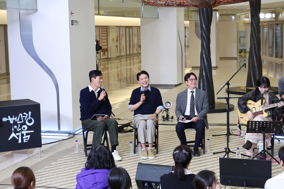 서울특별시의회 도시계획균형위원회 김길영 위원장과 이상욱 부위원장이 HCN 방송의 음악 토크 콘서트 ‘버스킹 인 서울 출연 모습. 사진=서울시의회