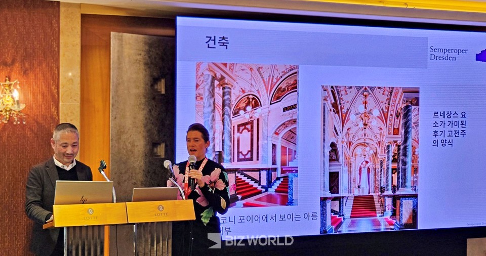 심퍼 오페라 관계자가 오페라 하우스와 프로그램에 대해여 설명하고 있다. 사진=손진석 기자