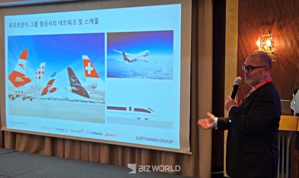루프트 한자 항공 관계자가 회사에 대한 설명을 하고 있다. 사진=손진석 기자