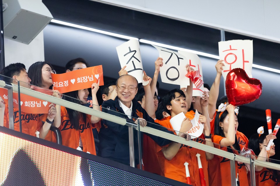 김승연 한화그룹 회장(가운데)이 한화 이글스의 한국시리즈 준우승을 격려했다. 사진=한화그룹