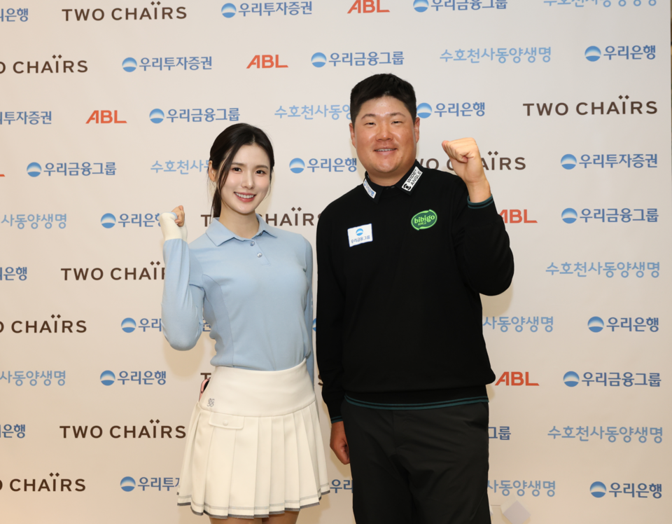 고객 레슨(개인지도)을 진행한 KLPGA(여자 프로골프협회) 박진이(왼쪽) 골퍼와 PGA(남자 프로골프협회) 임성재 골퍼와 함께 기념사진을 촬영을 하고 있다. 사진=우리금융그룹