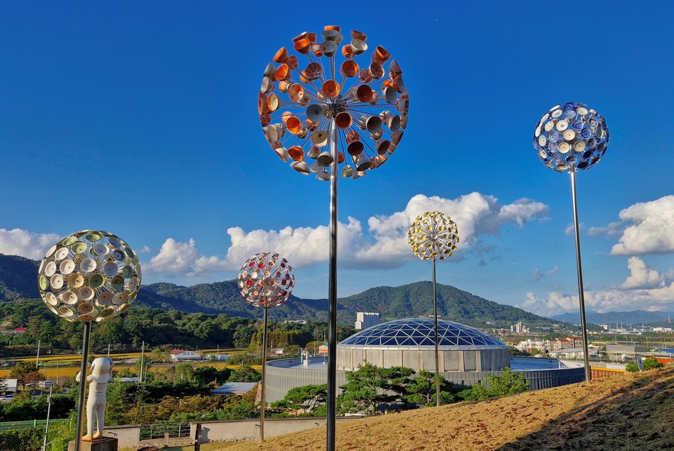 클레이아크김해미술관 옥상정원에서 내려다본 '돔하우스'. 사진=한국관광공사