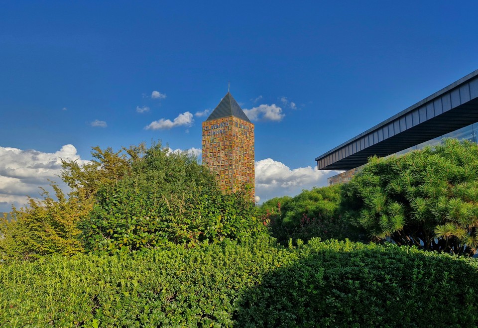 클레이아크김해미술관 '큐빅하우스(오른쪽)'와 '클레이아크 타워' . 사진=한국관광공사