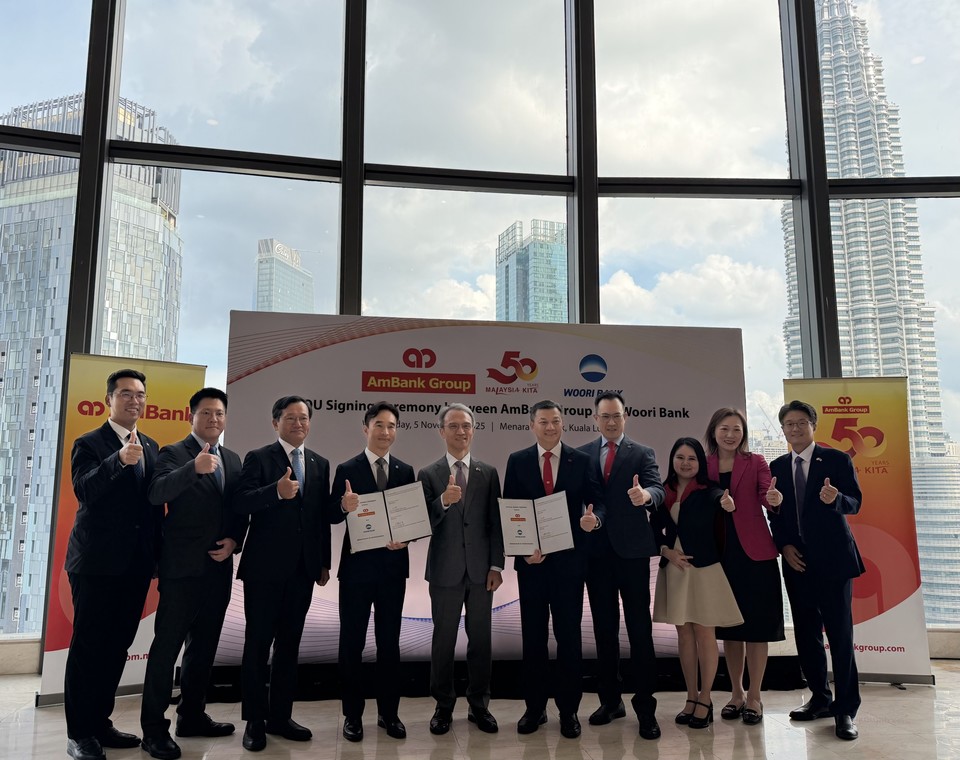 (왼쪽 네 번째부터) 류형진 우리은행 글로벌 그룹장, 여승배 주말레이시아 대한민국대사, 크리스토퍼 얍 암뱅크 부행장이 지난 5일 말레시이아 쿠알라룸푸르에 위치한 암뱅크 본사 건물에서 양국 간 금융 협력 강화를 위한 업무협약을 체결하고 양사 임직원들과 함께 기념사진을 촬영하고 있다. 사진=우리은행