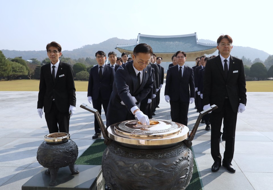 김용선 지식재산처장(앞줄 가운데)이 국립 대전현충원을 방문해 현충탑에 참배하고 있다. 사진=지식재산처