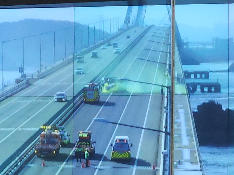 인천시(시장 유정복)는 지난 5일 오후 2시 인천국제공항 고속도로 영종대교 상부도로 일원에서 신공항하이웨이㈜와 공동으로 ‘겨울철 폭설 대비 교통소통대책 합동훈련’을 했다고 6일 밝혔다. 사진=인천시