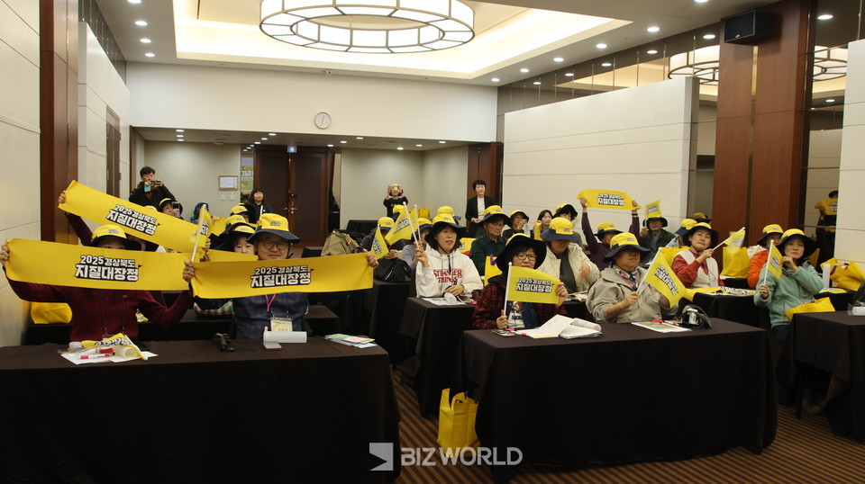 2025 경상북도지질대장정 탐험대원들이 기념사진을 촬영하고 있다. 경주=손진석 기자