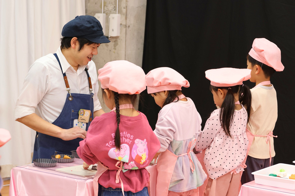 도쿄 이매지너스 과학관에 펼쳐진 디키디키 촉감놀이터에서 일본 현지 어린이들이 체험을 진행하고 있다. 사진=이즈피엠피