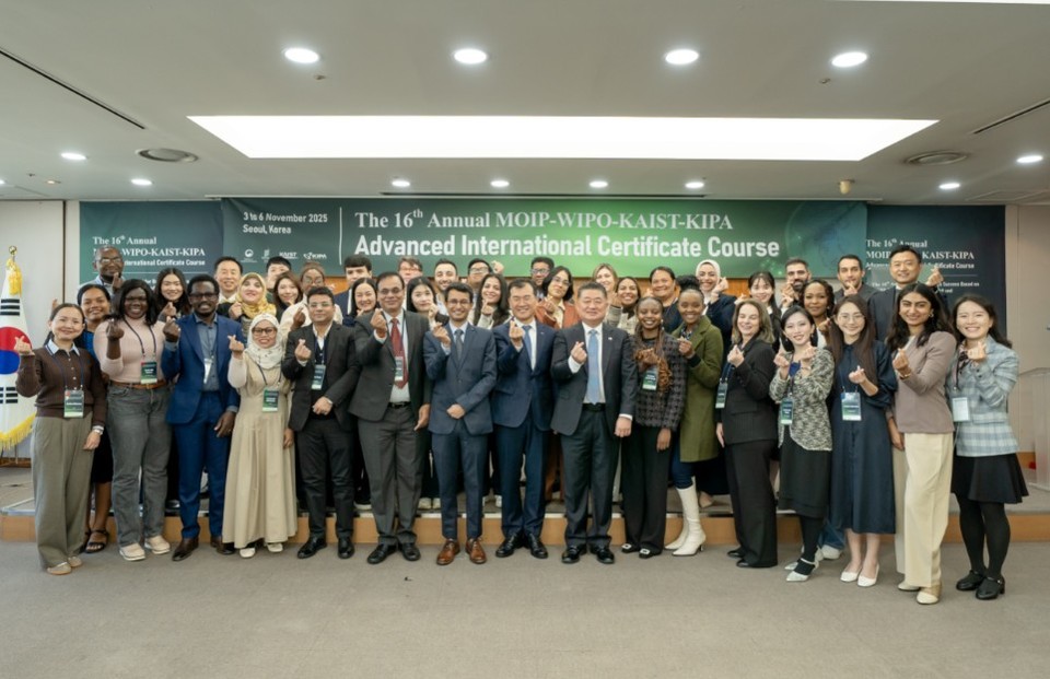 한국발명진흥회(회장 황철주)는 세계지식재산기구(WIPO), 지식재산처(MOIP) 및 KAIST 등과 공동으로 개최한 ‘제16회 한-WIPO IP 전문가 인증 과정(AICC, Advanced International Certificate Course)’을 성공적으로 마쳤다고 7일 밝혔다. 제16회 한-WIPO IP전문가 인증과정(AICC) 단체 기념 촬영 모습. 사진=한국발명진흥회