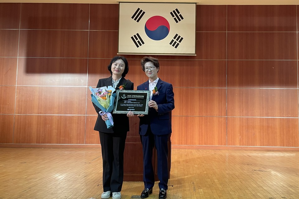 인천시(시장 유정복)는 지난 7일 경기아트센터에서 열린 ‘2025 고객만족 브랜드 대상’ 시상식에서 인천형 출생정책 ‘아이플러스(i+) 드림(dream)’으로 출산정책 부문 대상을 수상했다고 10일 밝혔다. 사진=인천시