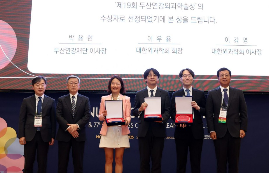 (왼쪽부터) 이강영 대한외과학회 이사장, 박용현 두산연강재단 이사장, 김희정 서울아산병원 교수, 이정무 이대서울병원 임상부교수, 이인섭 서울아산병원 교수, 이우용 대한외과학회 회장이 ‘2025 두산연강외과학술상’ 시상식에서 기념 촬영을 하고 있다. 사진=두산연강재단