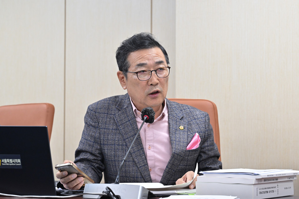 유만희 시의원이 정원도시국 행정사무감사에서 질의 중이다. 사진=서울시의회